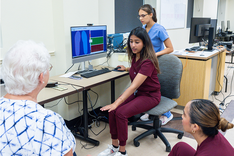 http://utrgv.edu/newsroom/_files/images/common-photos/sopm-students-biomechanic-lab.jpg