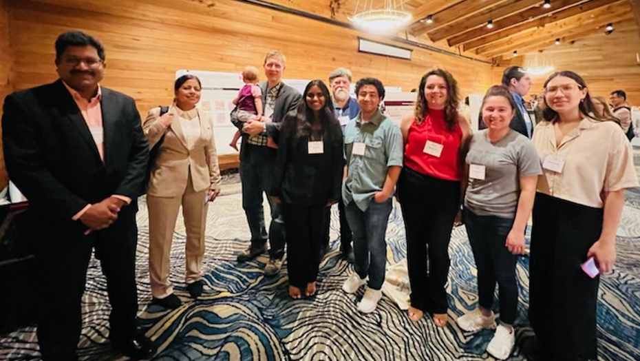 Students, alumni, and mentors together in the Subtropical Agriculture and Environments Society meeting