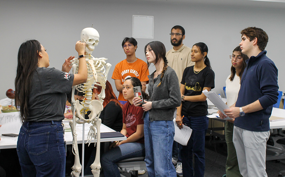 Image deUTRGV School of Medicine offers early admission to students participating in both the Joint Admission Medical Program (JAMP) and Vaquero MD pipeline programs. After completing program requirements, promising students receive a guaranteed seat in the incoming UTRGV School of Medicine student class.  (UTRGV Photo by Heriberto Perez-Zuniga)scription