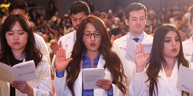 Medical Student Professionalism - medical students giving oath